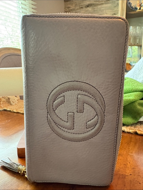 Gucci SOHO Lavender Leather Zip Wallet with Embossed GG